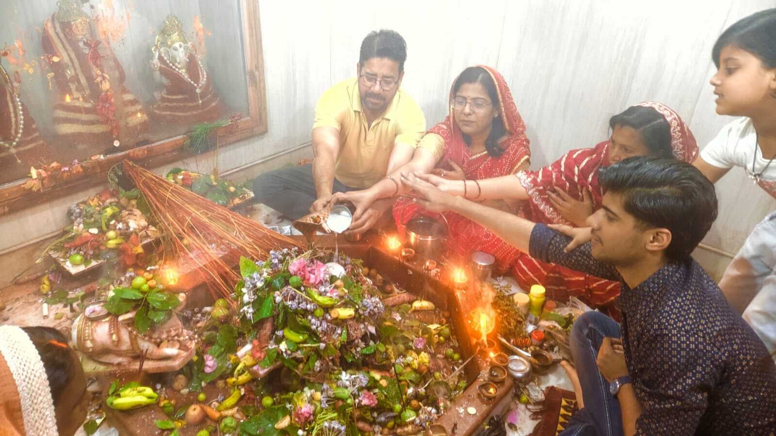 बम-बम भोले के जयकारे से गुंजायमान रहा शिवालय