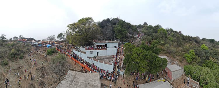 Jamshedpur news. दलमा पर 2025 से अधिक गाड़ियों पर सवार होकर पहुंचे शिवभक्त, 16 हजार से अधिक लोग आये