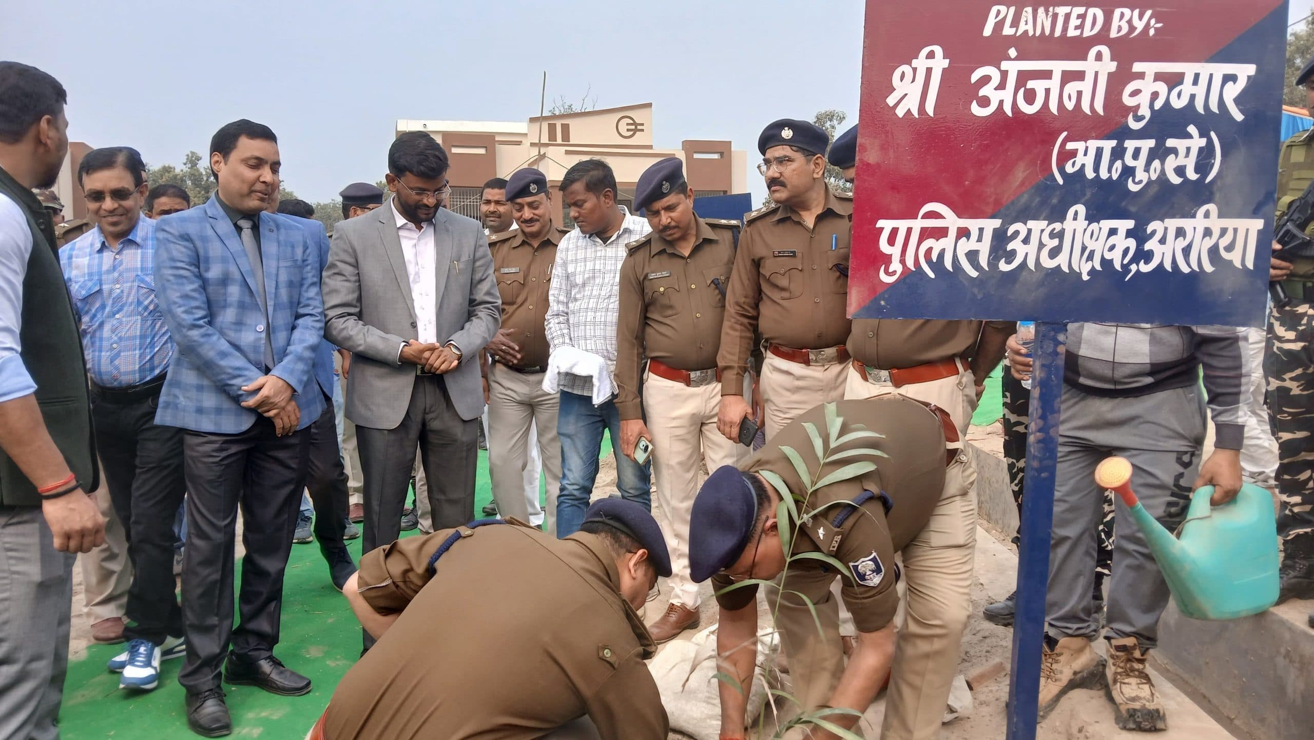 सांसें हो रही है कम, आओ पेड़ लगाए हम...