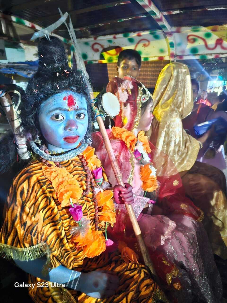 खूंटी थाना से निकली शिव बारात में शामिल हुए डीसी और एसपी