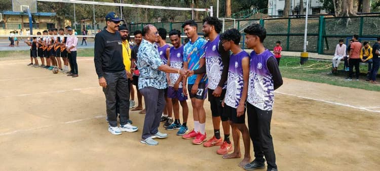 E SINGHBHUM VOLLEYBALL LEAGUE : मंगल सिंह क्लब, बजरंग स्पोर्टिंग व तूरामडीह की टीमों ने दर्ज की जीत