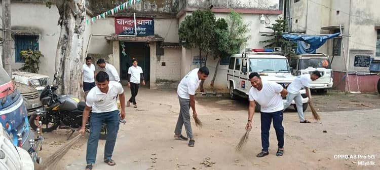 चांदन थाना परिसर में चला स्वच्छता अभियान