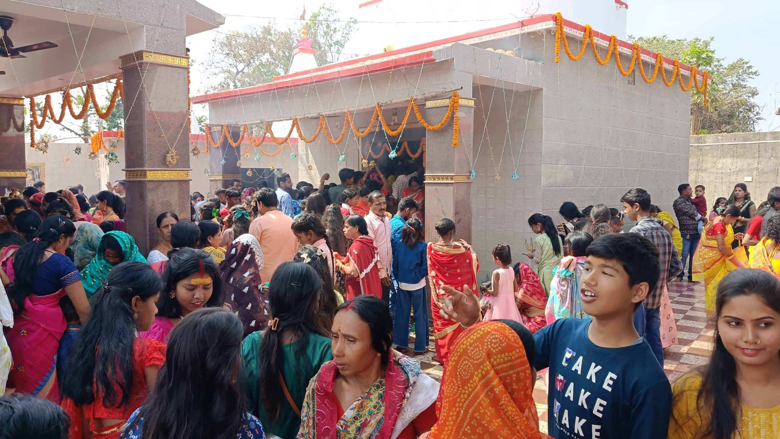 महाशिवरात्रि पर शिवालयों में उमड़ी श्रद्धालुओं की भीड़