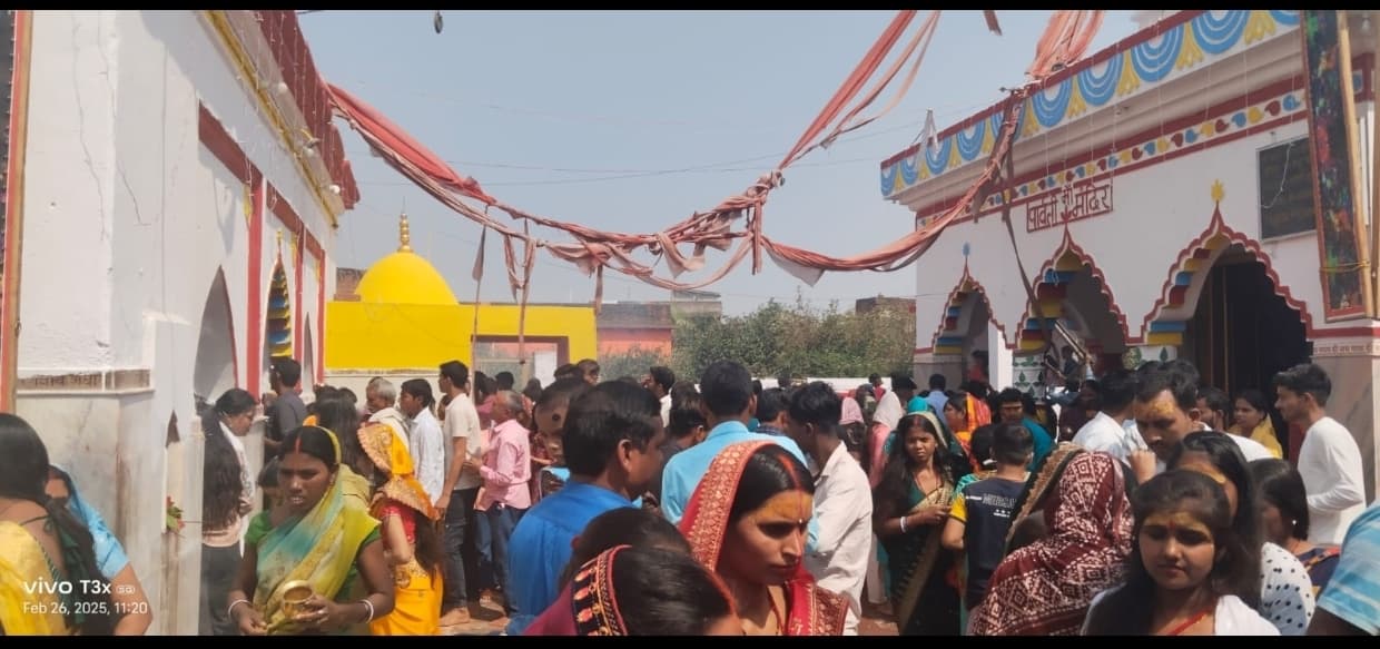 गाजे-बाजे के साथ निकाली गयी शिव की बरात
