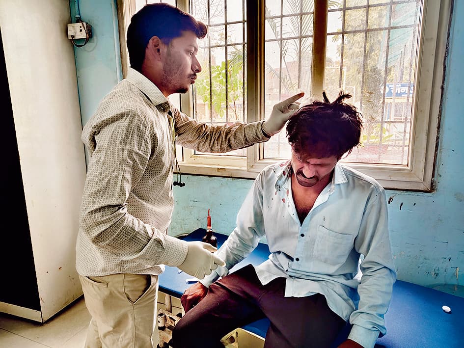 केस सुलह करने आये झारखंड निवासी युवक की पिटाई, जख्मी