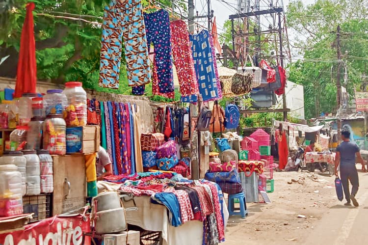 Chhapra News : होली की तैयारियों में जुटे व्यवसायी, बेहतर कारोबार की उम्मीद