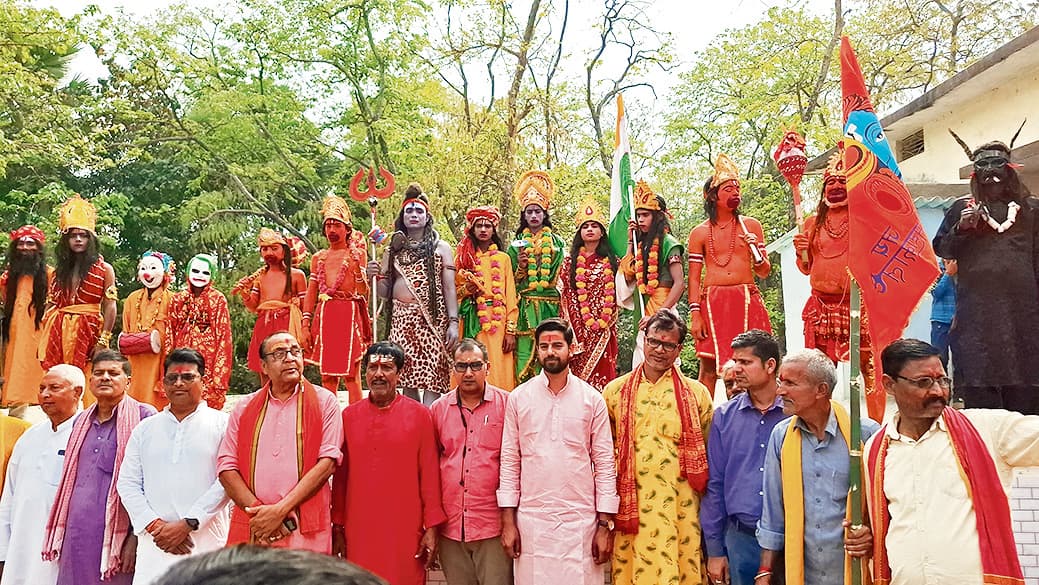 Chhapra News : दरियापुर में देवी-देवताओं की निकली मनोरम झांकी, सैकड़ों श्रद्धालु हुए शामिल