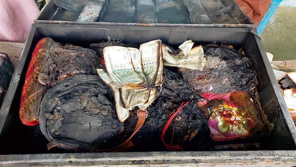 Chhapra News : तरैया में शॉर्ट सर्किट से मकान में लगी आग, नगदी व लाखों का नुकसान