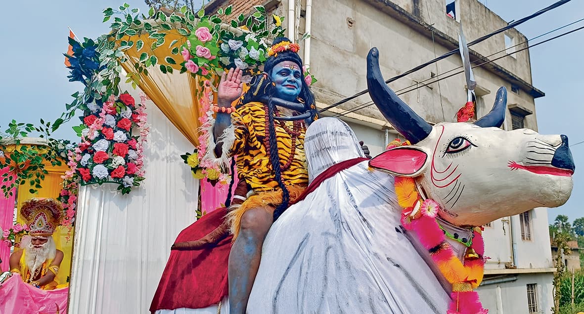 Chhapra News : दूल्हा बने भोलेनाथ व बरातियों की एक झलक पाने को आतुर दिखे नर-नारी