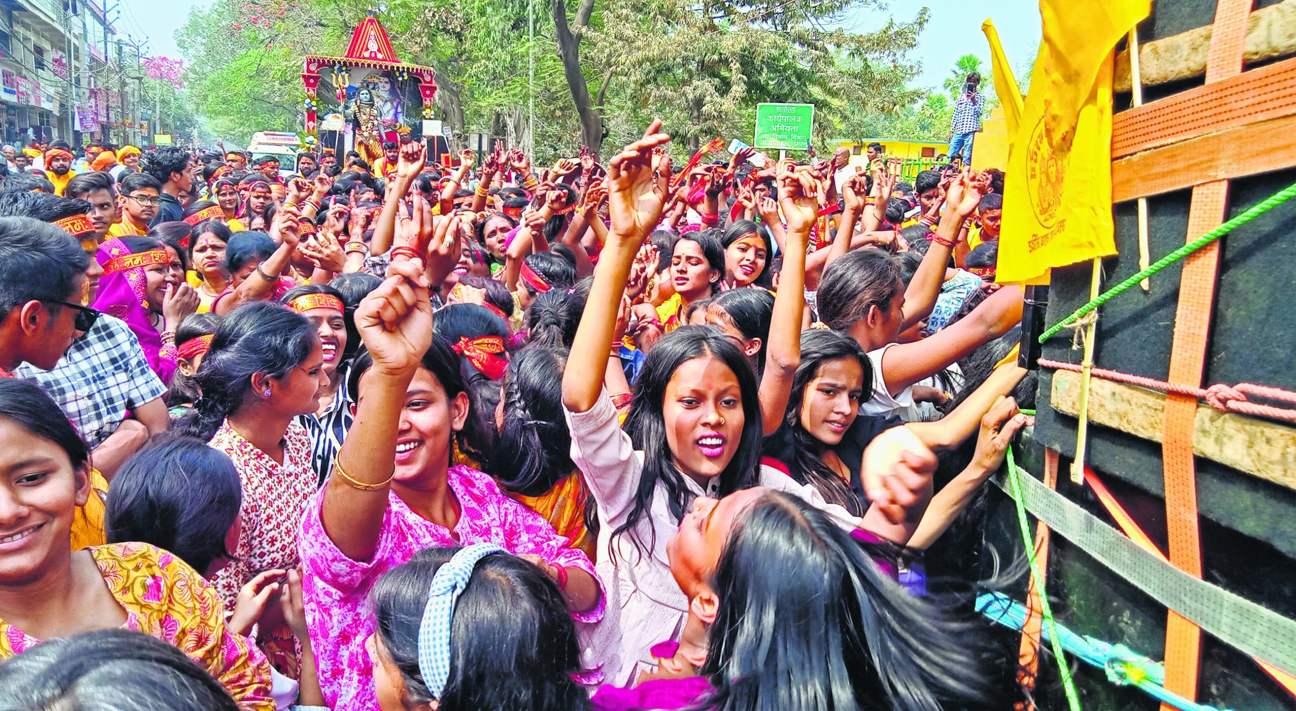 Chhapra News : छपरा में देव-दानव, भूत-प्रेत की 150 झांकियों संग निकली भोलेबाबा की बारात