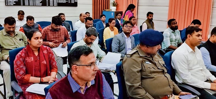 Gopalganj News : नल-जल अनुरक्षक के मानदेय भुगतान मामले की जांच करेंगे डीडीसी, जनता दरबार में आये वादों की डीएम ने की समीक्षा