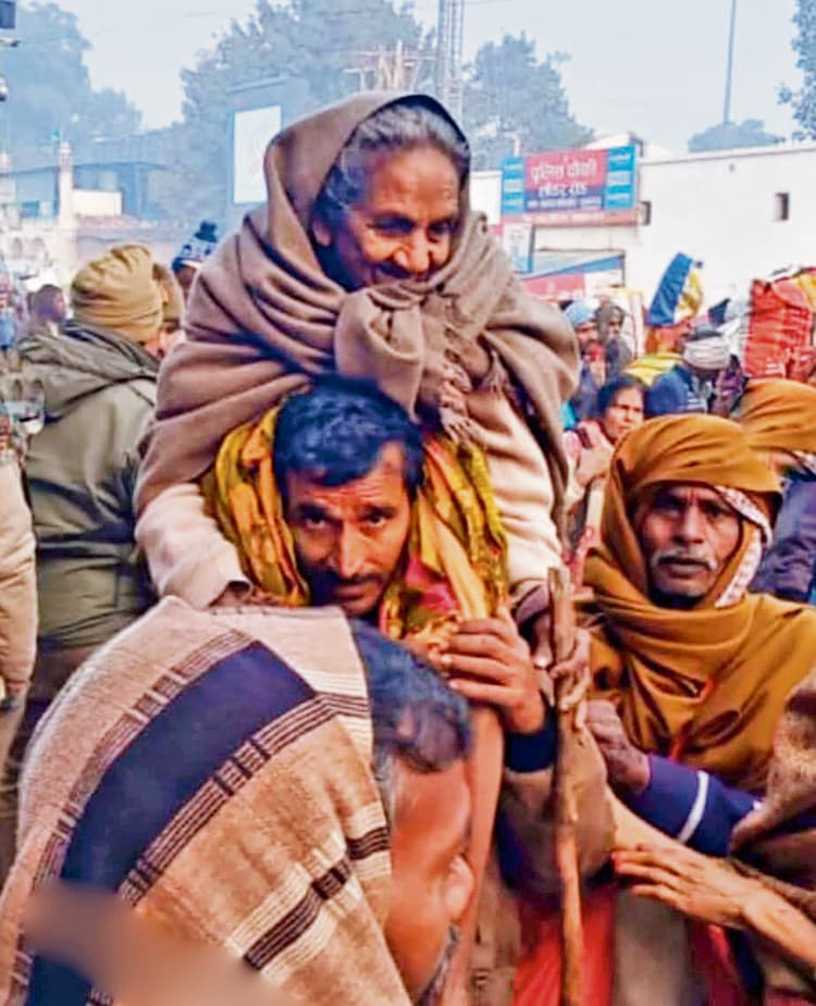 Gaya News : बासर के युवक ने मां को कंधे पर बैठा प्रयाग में कराया स्नान