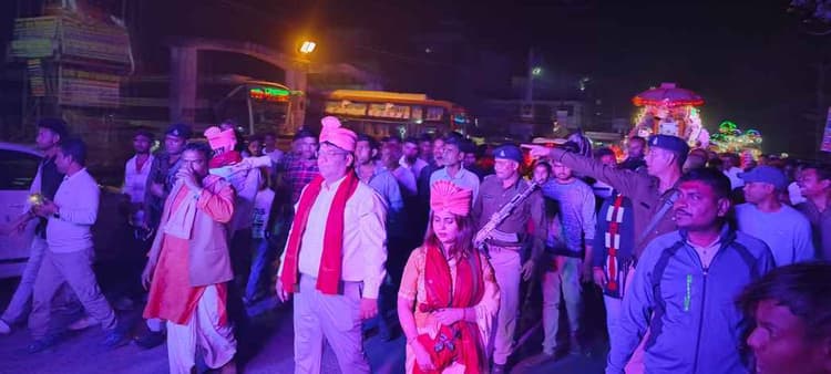 रत्नेश्वरधाम में श्रद्धालुओं ने किया जलाभिषेक, हर-हर महादेव के जयकारे के साथ निकाली गयी भव्य शिव बारात