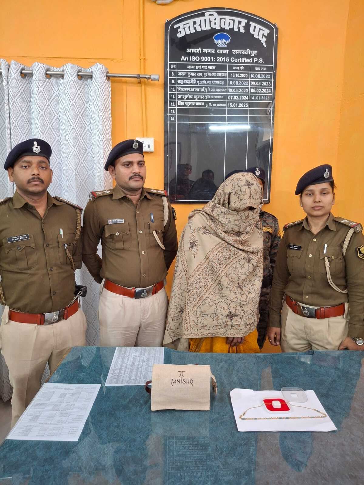 तनिष्क ज्वेलरी शो रूम में चोरी के सोने की चेन के साथ महिला गिरफ्तार