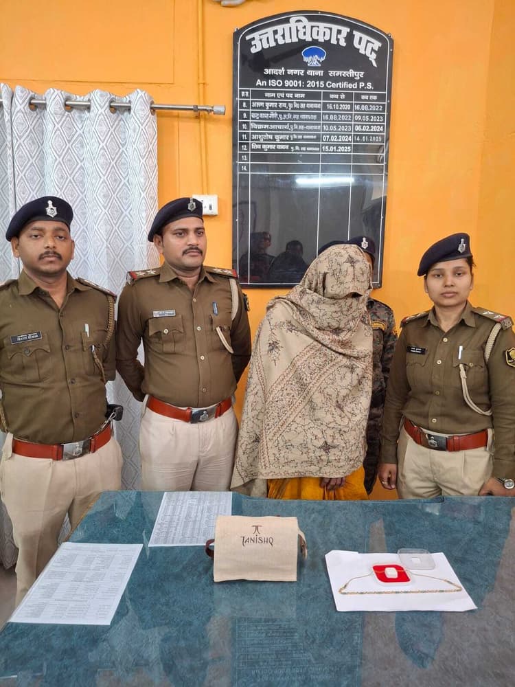 तनिष्क ज्वेलरी शो रूम में चोरी के सोने की चेन के साथ महिला गिरफ्तार