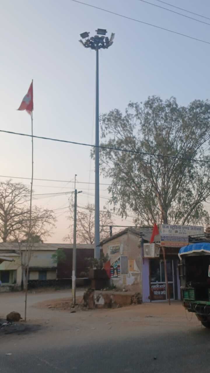 Giridih News :बरहमसिया मोड़ पर लगी हाइ मास्ट लाइट 17 वर्ष बाद भी नहीं जली