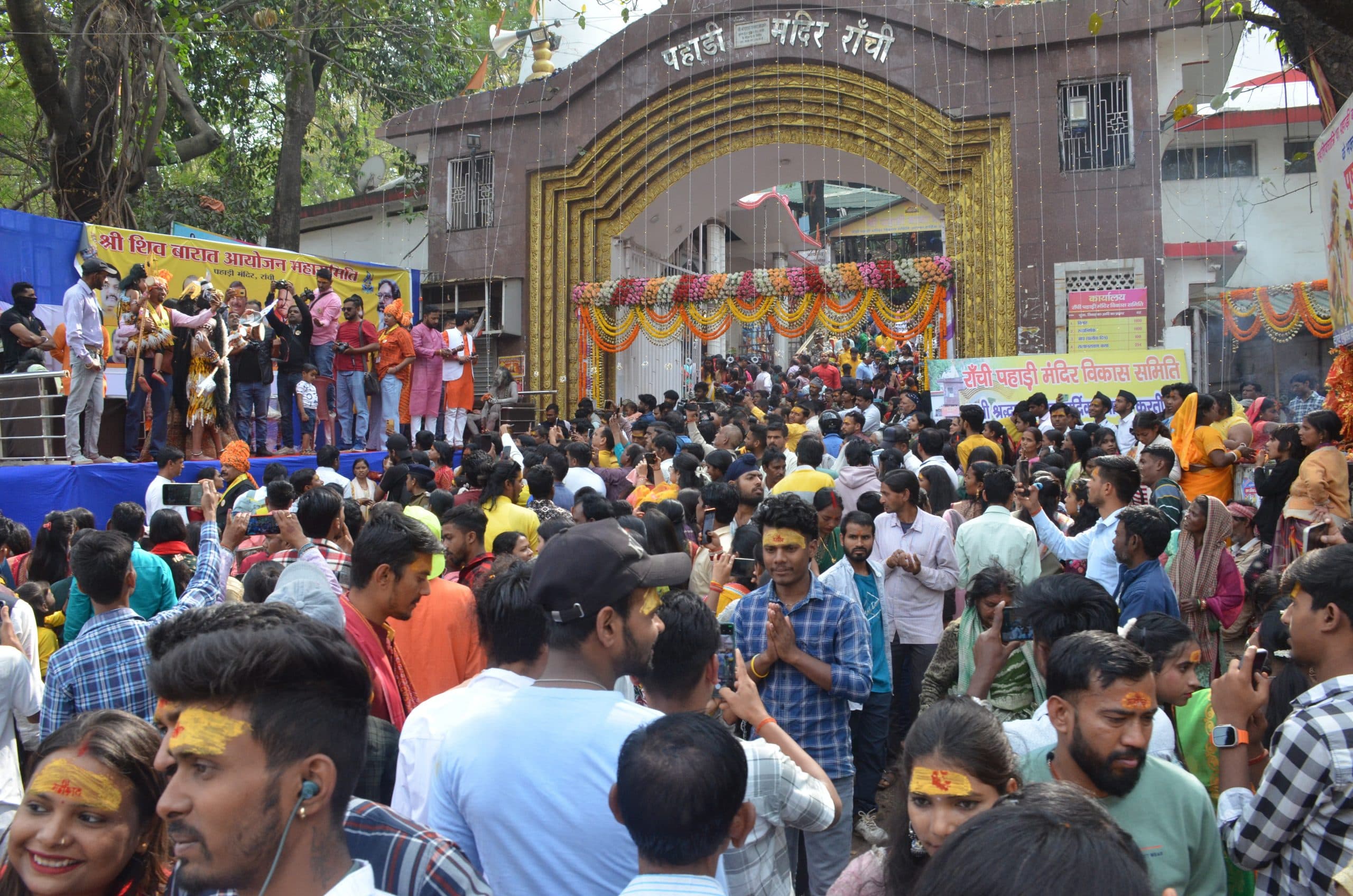 ranchi news : भोलेनाथ के जयकारों से गूंज उठे रांची के शिवालय, पहाड़ी मंदिर में एक लाख से अधिक भक्तों ने किया जलाभिषेक