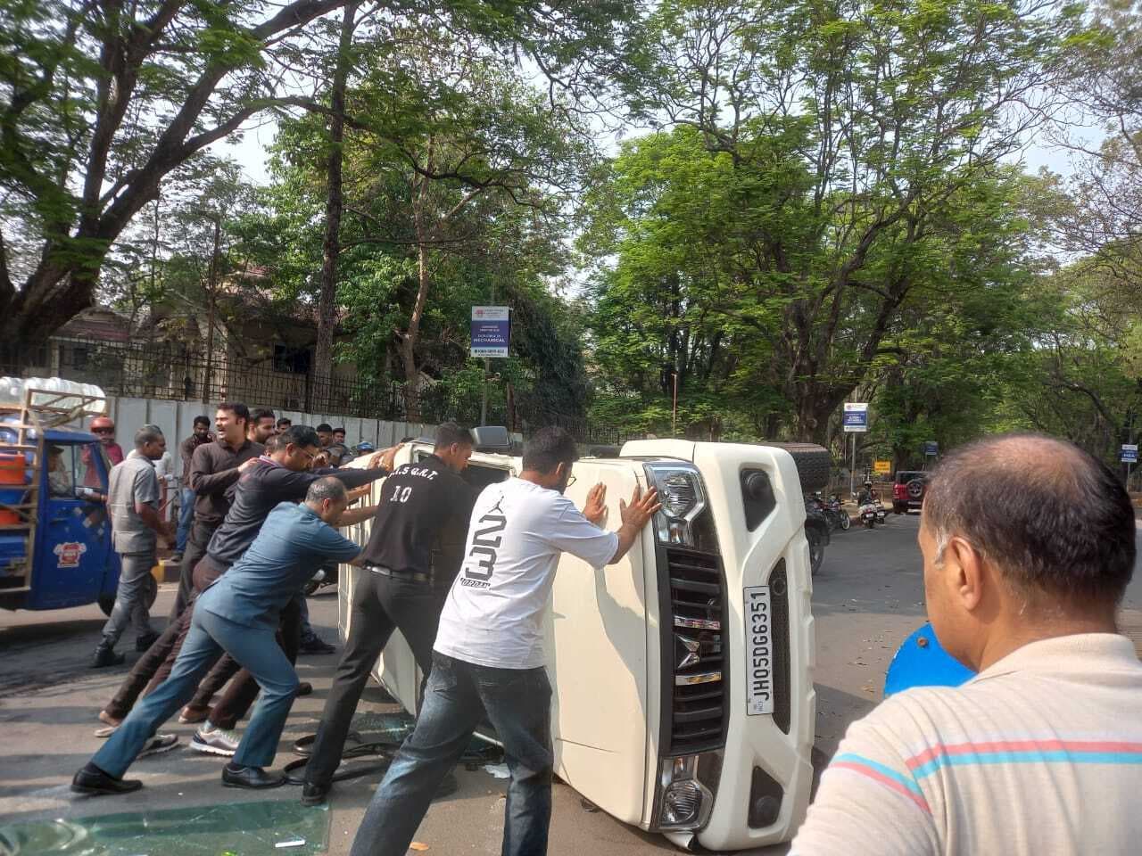 Jamshedpur News: बिष्टुपुर : कार से टक्कर के बाद बोलेरो पलटी