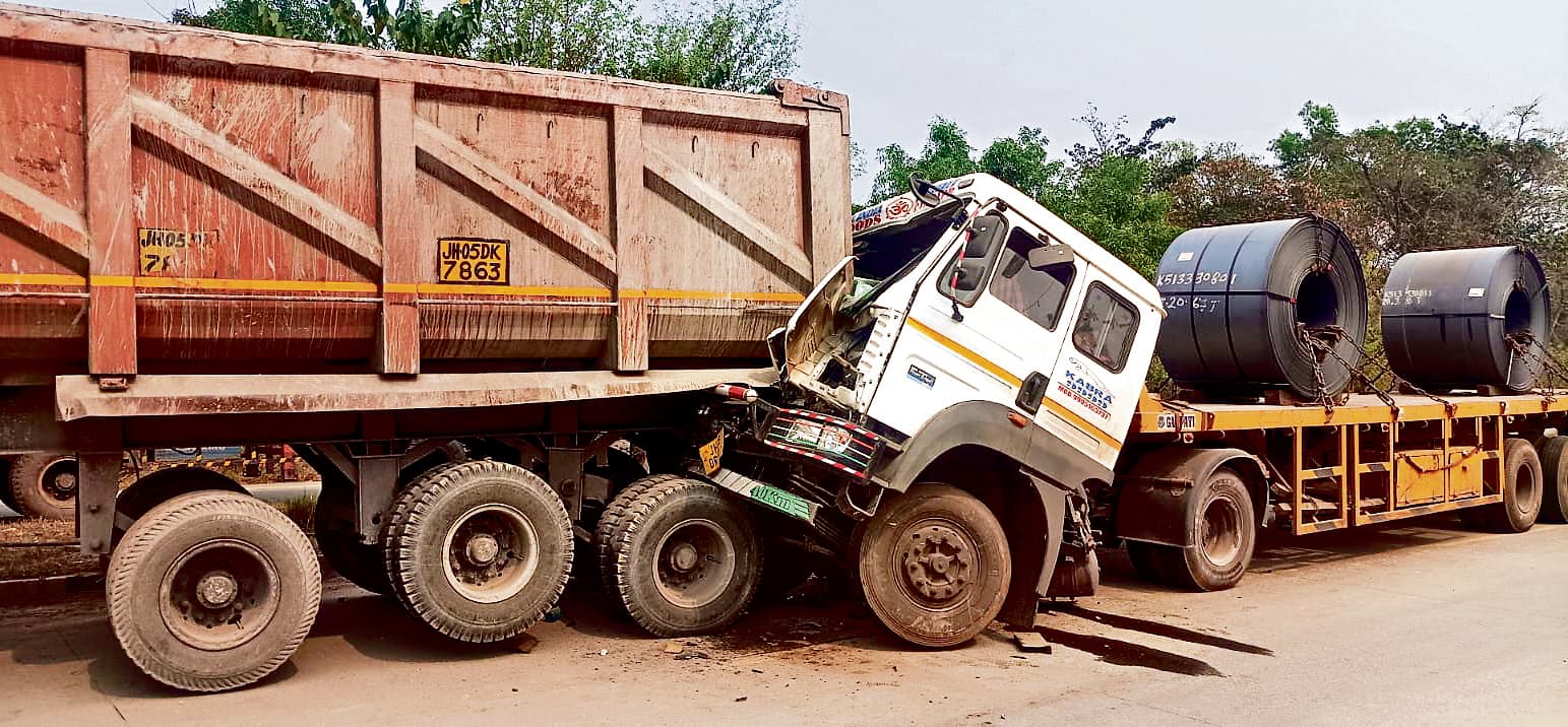 Jamshedpur News: हाइवे पर तीन ट्रेलरों में टक्कर, जमशेदपुर निवासी चालक की मौत