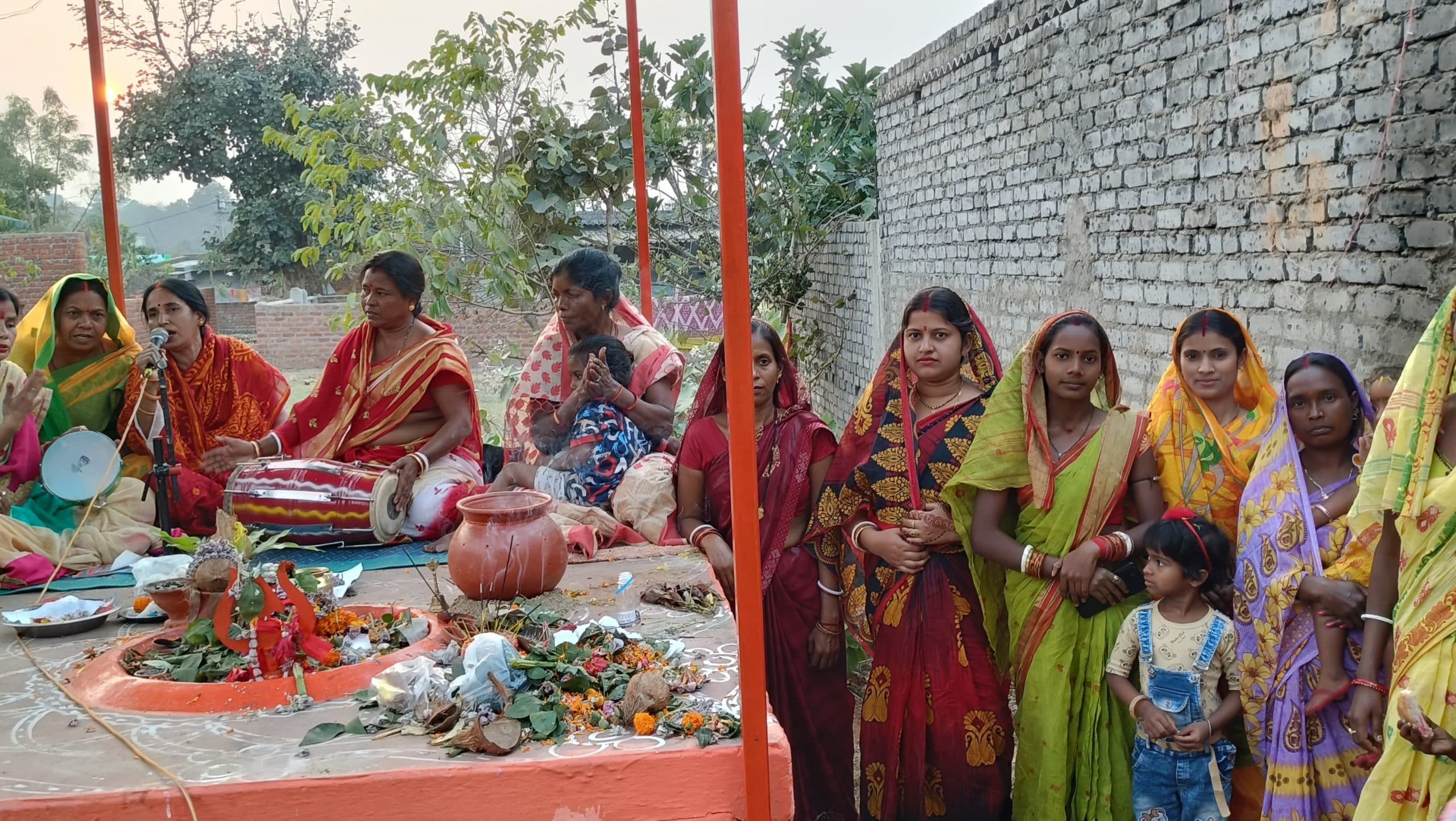 Jamshedpur News: बिरसानगर में महिलाओं ने धूमधाम से की शिव पूजा