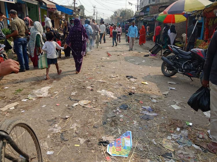 अतिक्रमण हटते ही बंगाली बाजार सब्जी मंडी की सड़कें हो गयी चौड़ी, गुजरने लगे वाहन