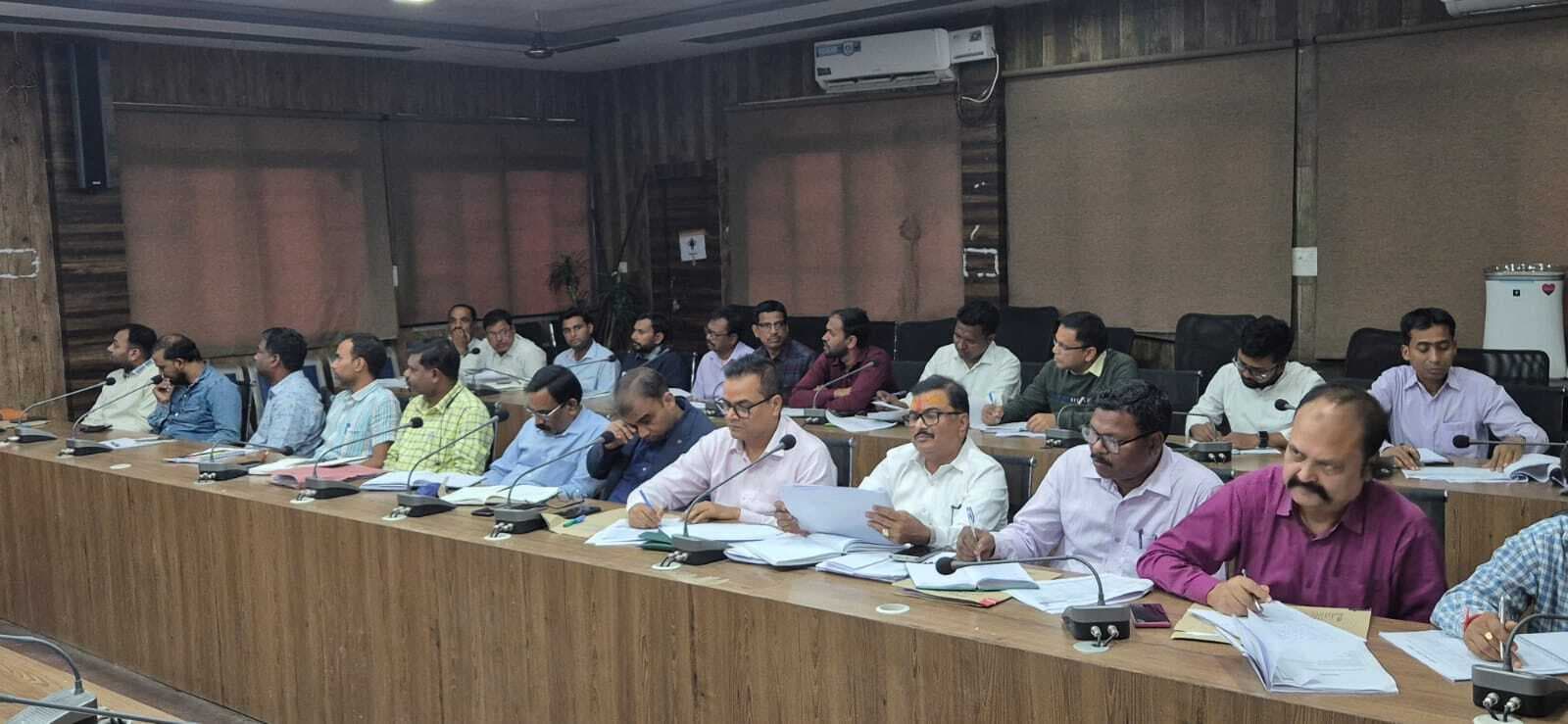 जिले में राजस्व बढ़ाने व संग्रहण में लायें तेजी : डीसी