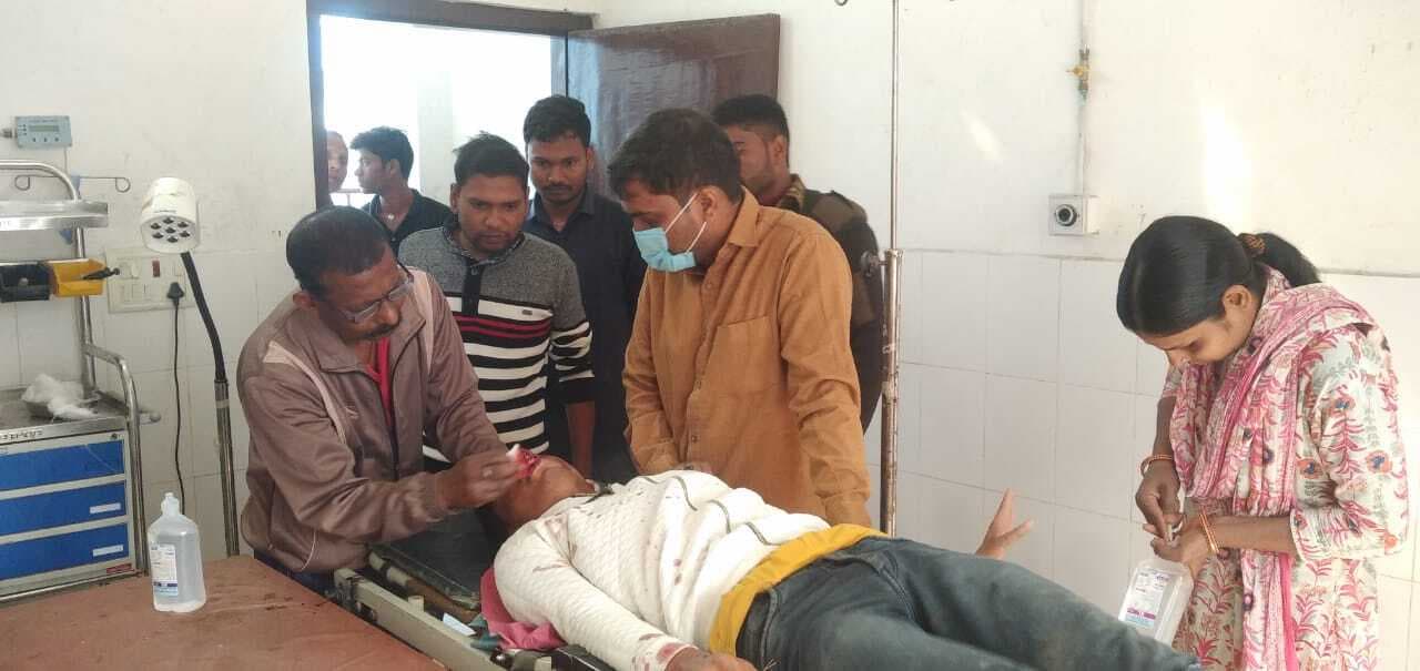 सड़क दुर्घटना में बाइक चालक युवक जख्मी