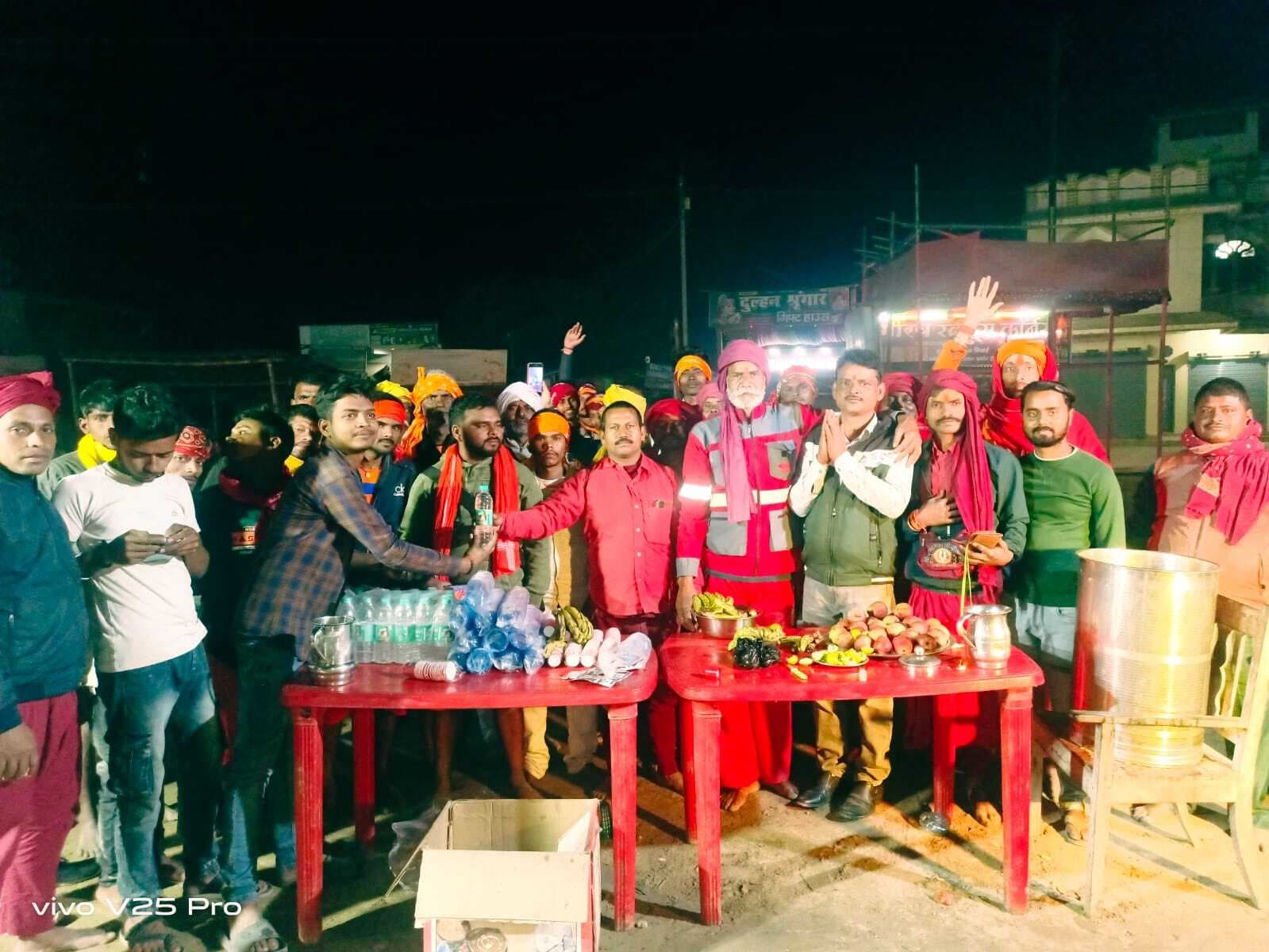 बोलबम सेवा समिति के सदस्यों ने डाक बम की सेवा