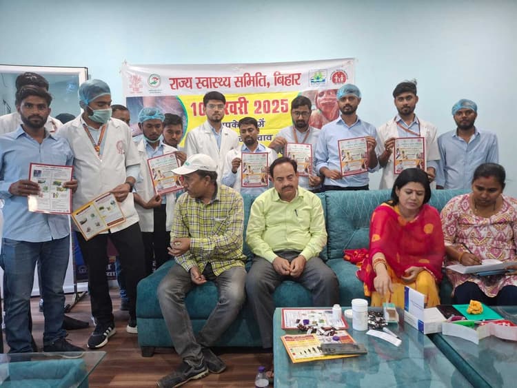 सुधा डेयरी प्लांट में कर्मचारियों को खिलाई गयी फाइलेरियारोधी दवा