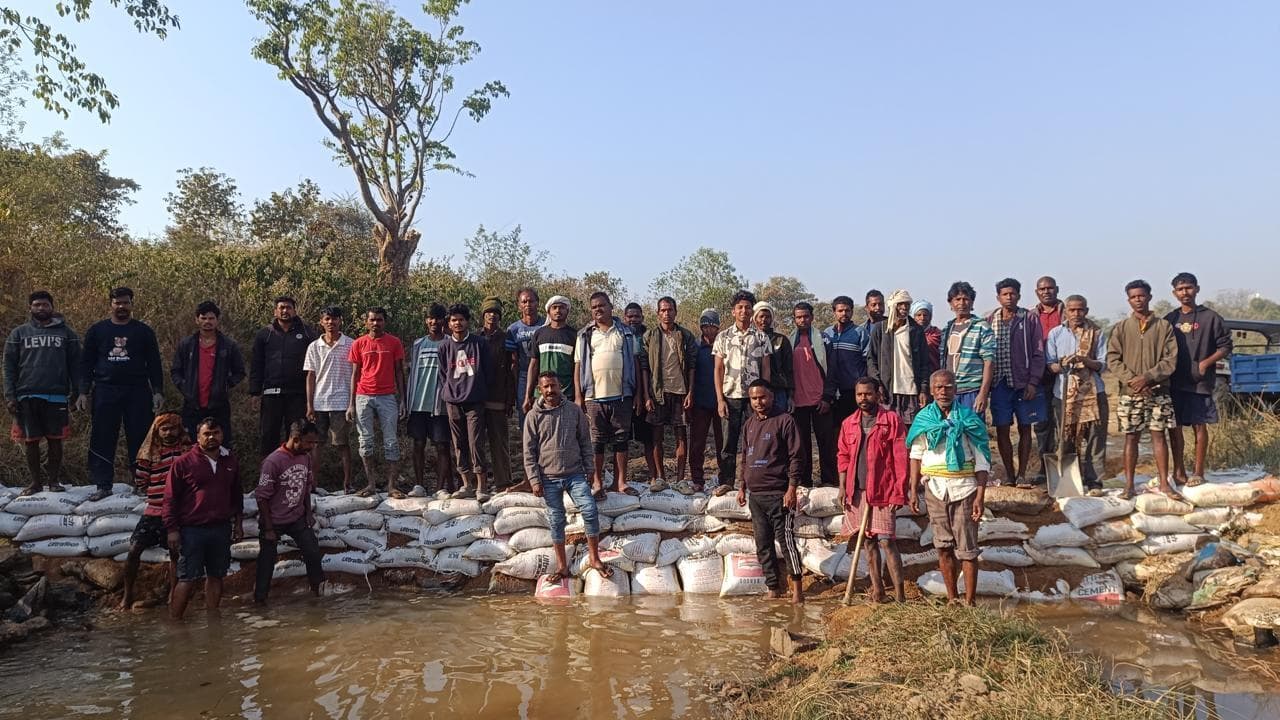 पेलोल गांव श्रमदान से 40 फीट बोरीबांध बनाया