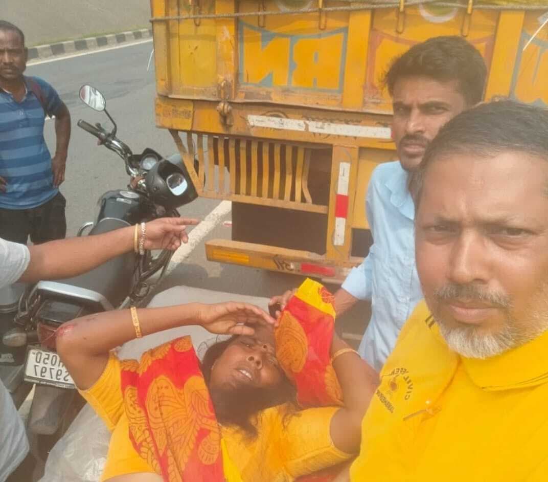 Jamshedpur News : एनएच किनारे खड़े ट्रेलर से टकरायी बुलेट, पति-पत्नी और बहन घायल