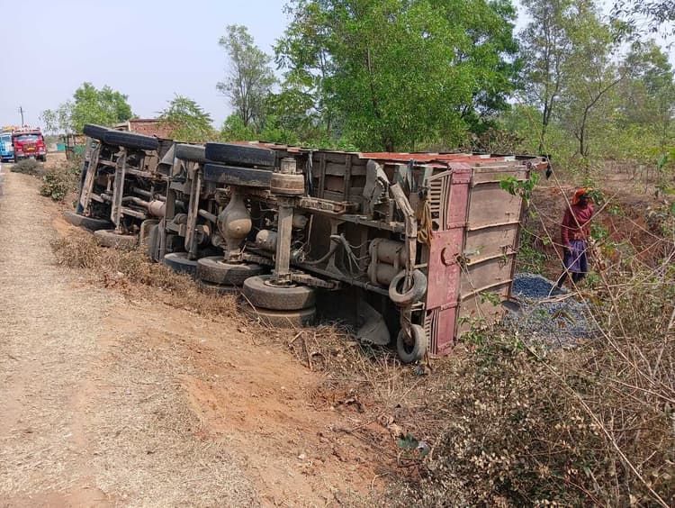 Deoghar news : दुर्घटनाग्रस्त ट्रक से टायर व बैटरी चोरी, पुलिस ने किया बरामद