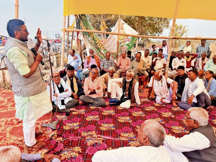 Chapra News : विस्थापित भू-धारियों ने अपनी मांगों को लेकर दिया धरना