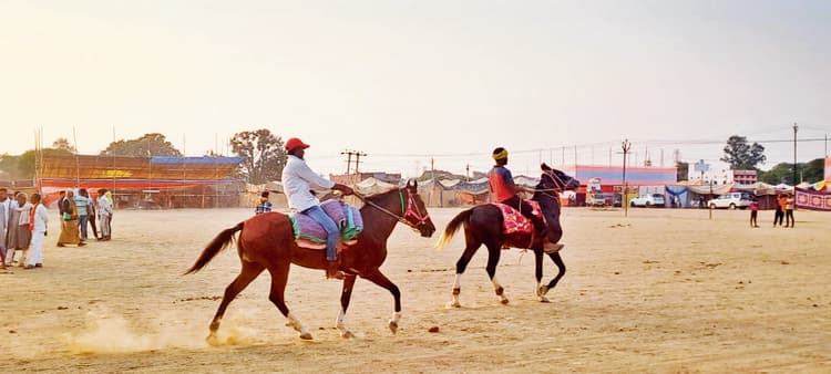 Buxar News: अधिकारियों ने की स्कूल की जमीन से मेला हटाने की केवल खानापूर्ति