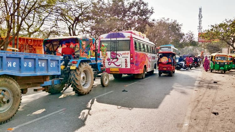 Buxar News: फेल हुई शहर की ट्रैफिक व्यवस्था पूरे दिन जाम से जूझते रहे लोग