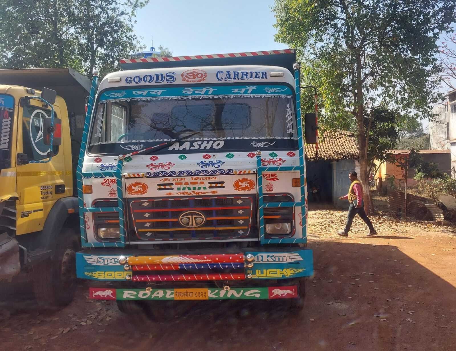 अवैध बालू लदा हाइवा समेत तीन वाहन जब्त, चालक सहित तीन गिरफ्तार