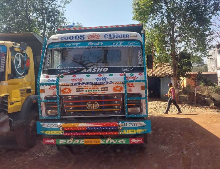 अवैध बालू लदा हाइवा समेत तीन वाहन जब्त, चालक सहित तीन गिरफ्तार
