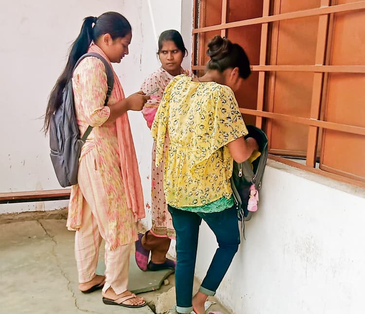 Chapra News : जिले में नौ केंद्रों पर कल से शुरू होगी सेकेंड सेमेस्टर की प्रायोगिक परीक्षा