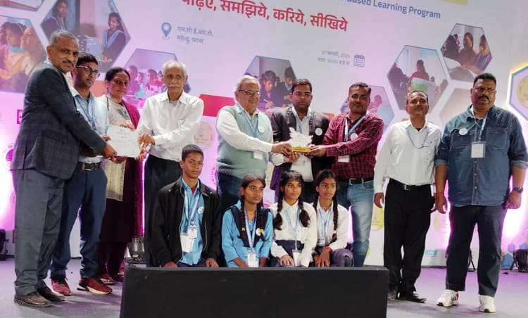 पटना में आयोजित प्रोजेक्ट बेस्ड लर्निंग कार्यक्रम में शिक्षकों व बच्चों किया गया सम्मानित