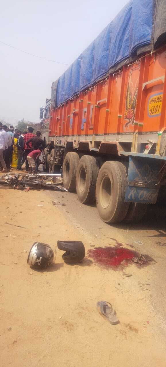 Deoghar News : ट्रक के धक्के से बाइक सवार ससुर व बहू घायल