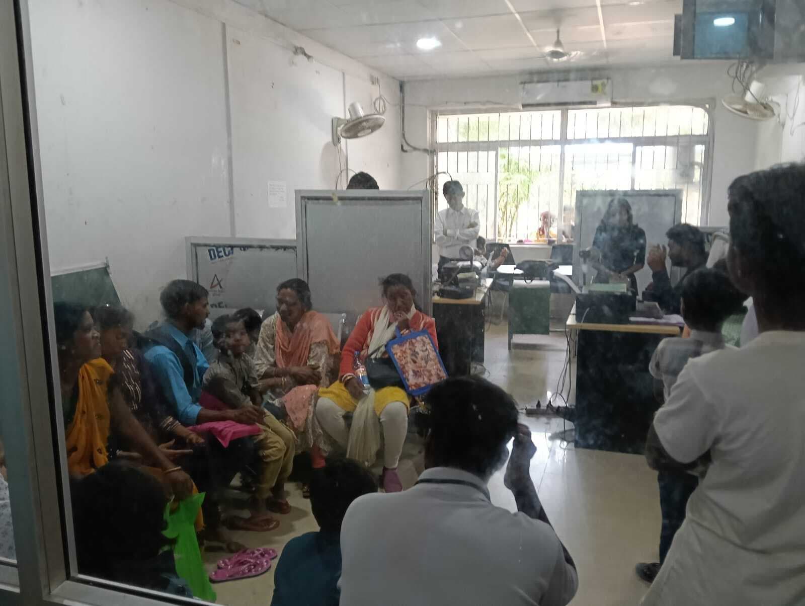 chaibasa news: आधार अपडेट व केवाइसी को भोर तीन बजे से लग रही कतार, रोष