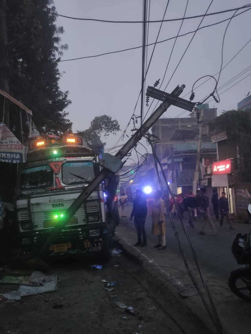 Bhagalpur news ट्रक ने बिजली के पोल को मारी टक्कर, तीन घंटे बिजली आपूर्ति बाधित