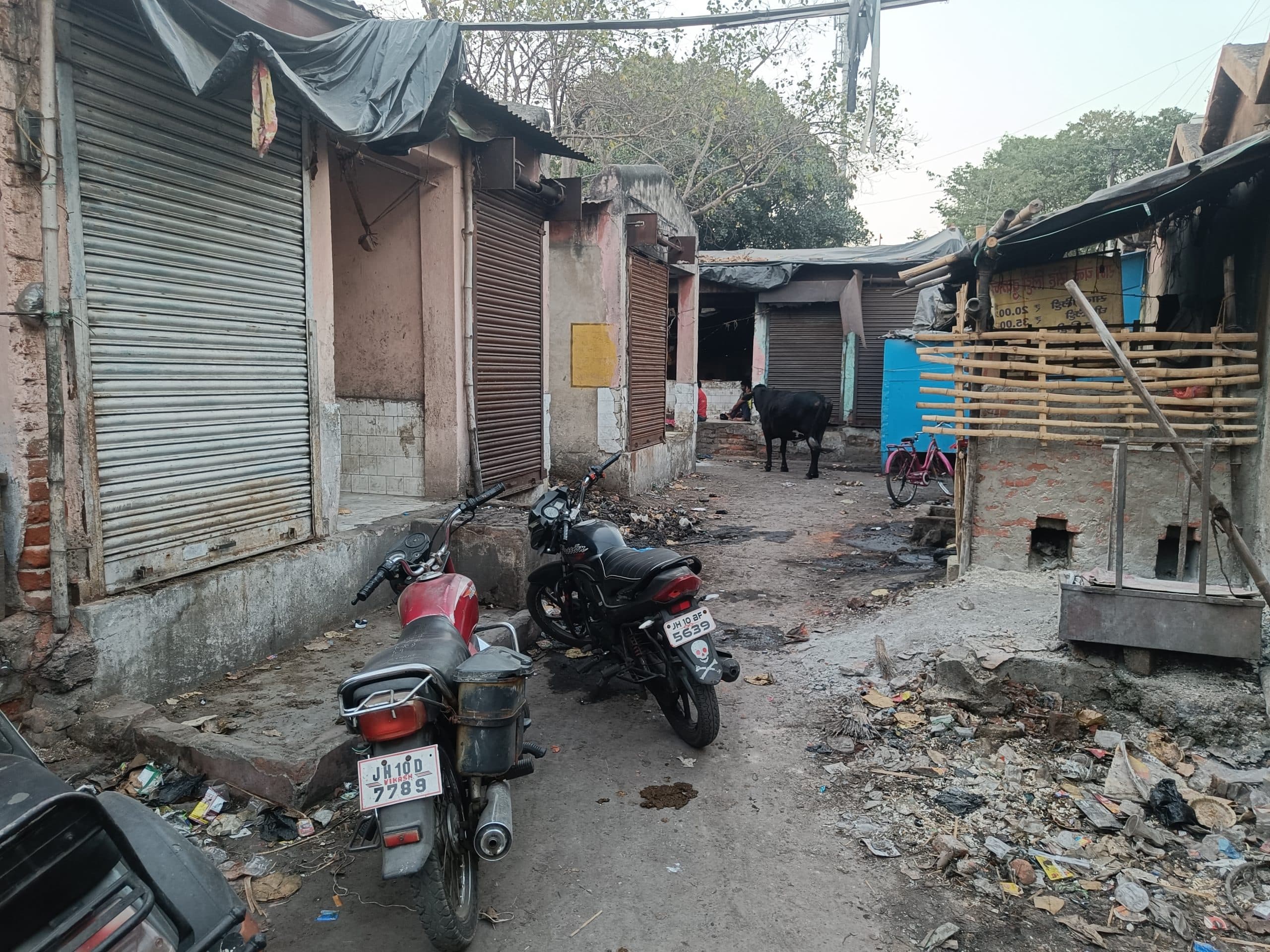 Dhanbad News: जुआरियों-नशेड़ियों का अड्डा बना कृषि हाट