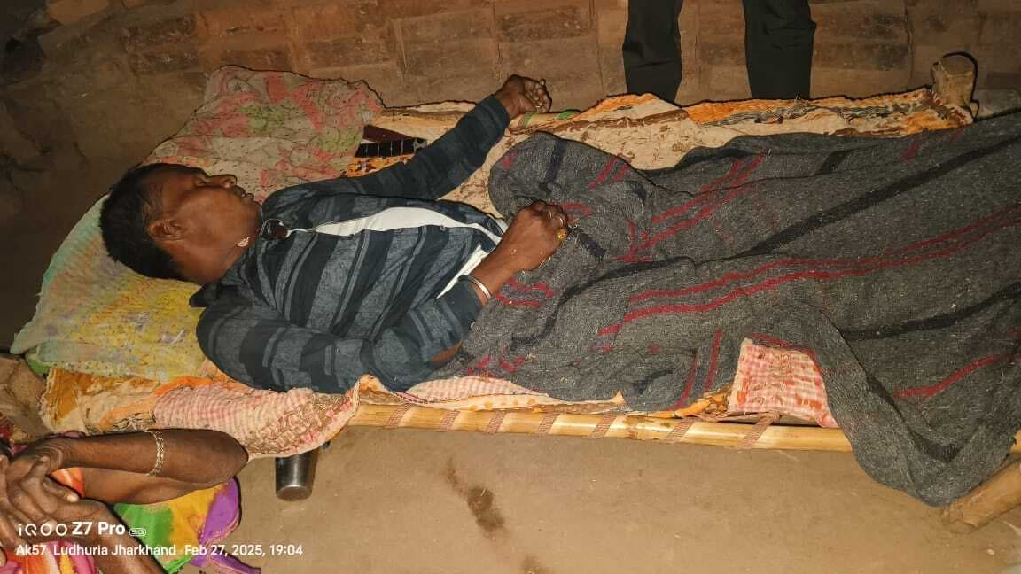 Dhanbad News: गांव के पास खेत में मिला चौकीदार का शव