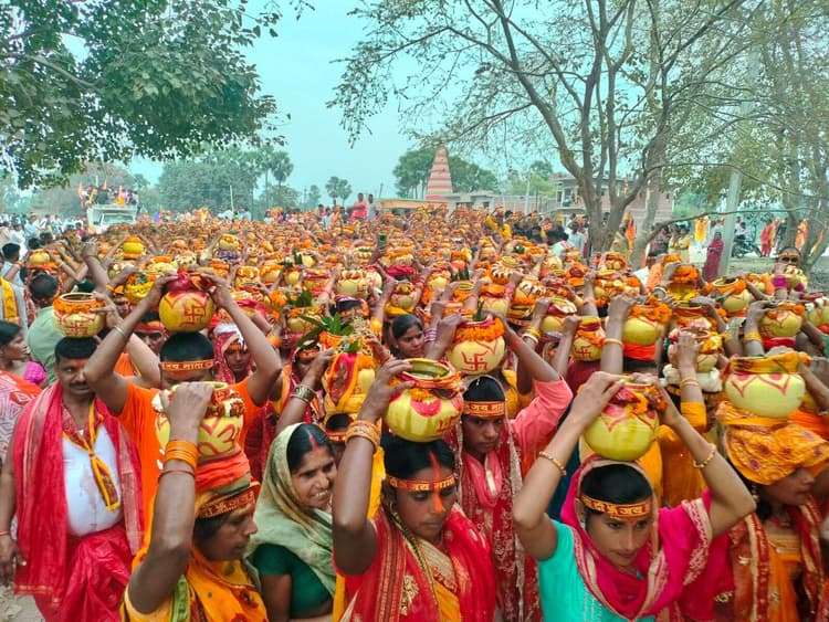 कलश यात्रा के साथ शुरू हुई कृष्ण मंदिर में प्राणप्रतिष्ठा