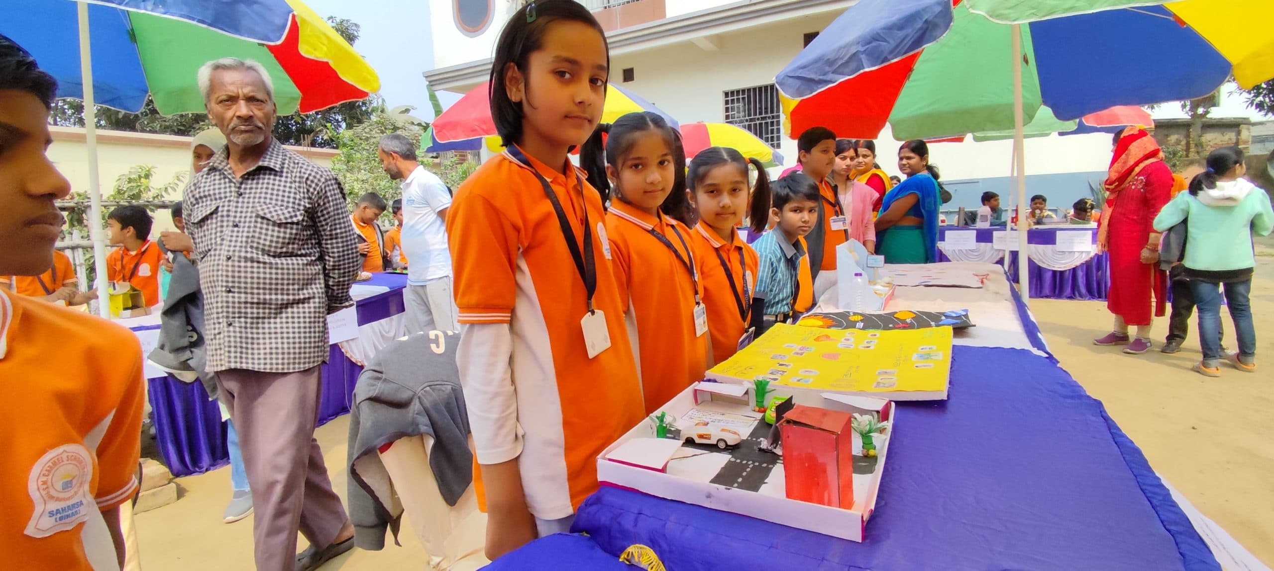 विज्ञान प्रदर्शनी में छोटे बच्चों ने मनवायी अपनी प्रतिभा