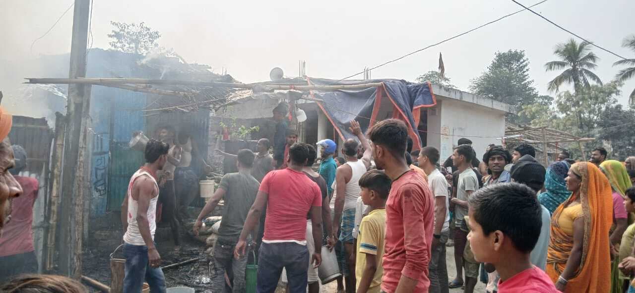 आग से घर व दुकान सहित लाखों की संपत्ति खाक