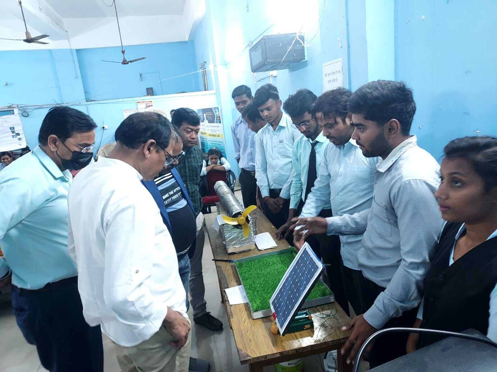 Jamshedpur news. भौतिकी विभाग के छात्रों ने सौर ऊर्जा पर आधारित वैकल्पिक सिंचाई व्यवस्था का साइंटिफिक मॉडल तैयार किया