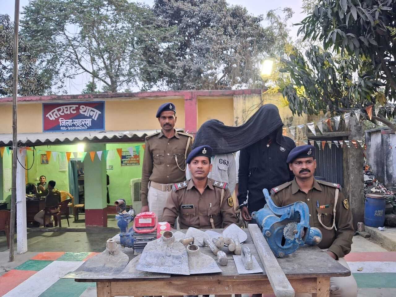 चोरी के सामान के साथ दो चोर गिरफ्तार