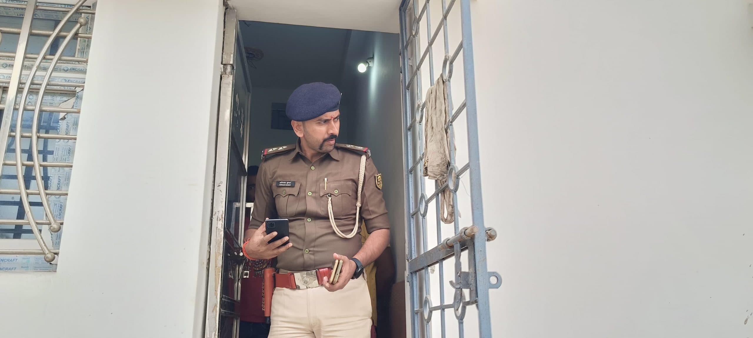 घर व दुकान से लाखों की चोरी